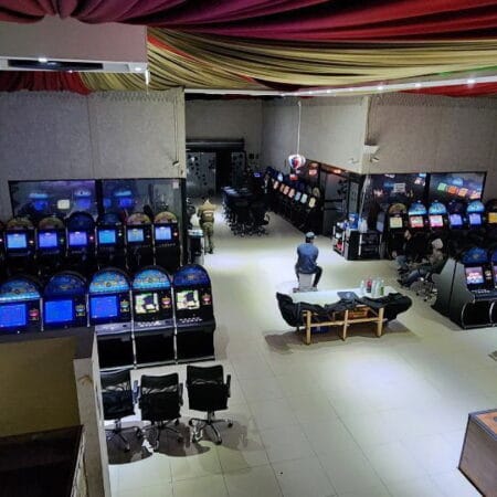 Chile: Illegal casino dismantled in Independencia and nearly 150 slot machines seized.