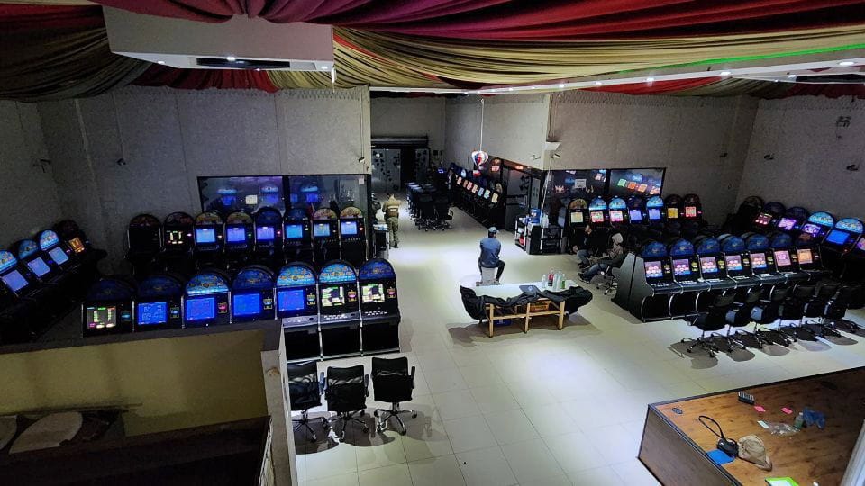 Chile: Illegal casino dismantled in Independencia and nearly 150 slot machines seized.